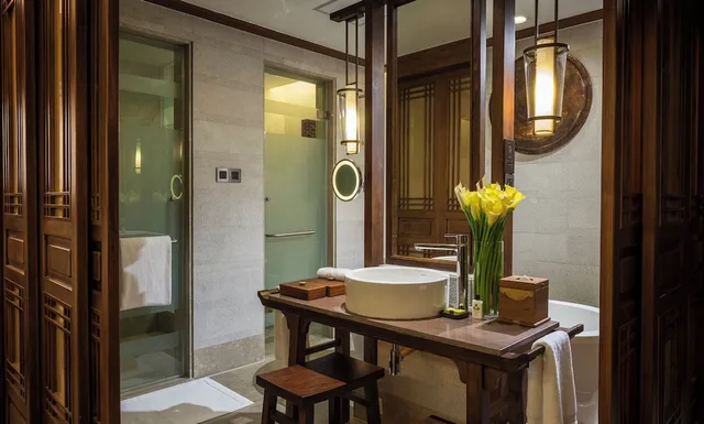 غرفة بريميوم بسرير كينج، INTERCONTINENTAL LIJIANG ANCIENT TOWN RESORT 6/6