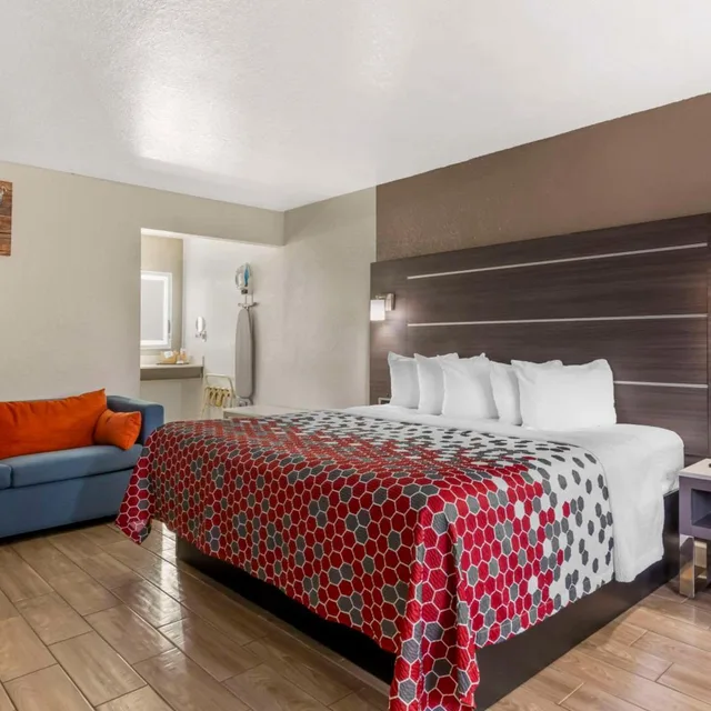 جناح بسرير كينج مع أريكة يُسمح فيها بالحيوانات الأليفة لذوي الإعاقة، Econo Lodge Inn & Suites Near Lackland AFB San Antonio, TX 3/6