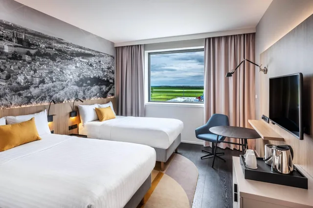 Room, Twin Beds, Runway View، Courtyard By Marriott Prague Airport 1/3