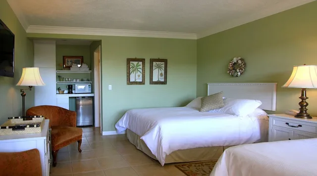 Room, 2 Double Beds, Two Extra Beds، The Tides Laguna Beach 2/3
