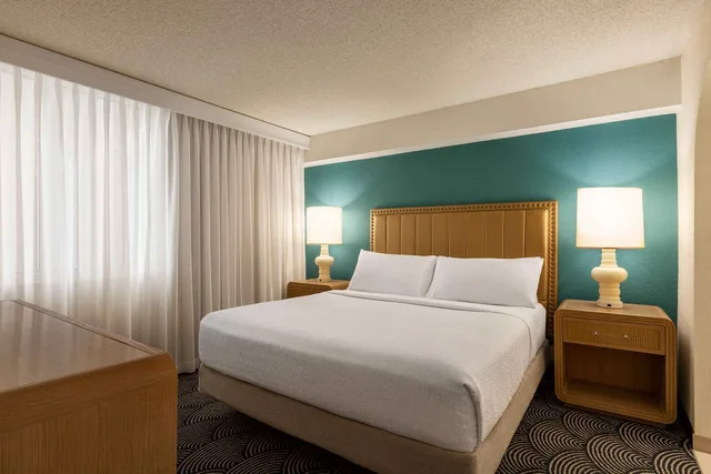 Suite, King Bed, Sunset View، Embassy Suites by Hilton Deerfield Beach Resort & Spa 1/3