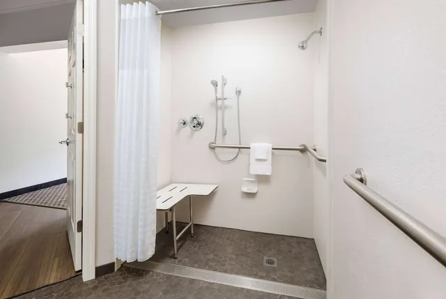 غرفة بسريرين مزدوجين لذوي الإعاقة، La Quinta Inn & Suites by Wyndham Tampa Brandon Regency Park 3/5