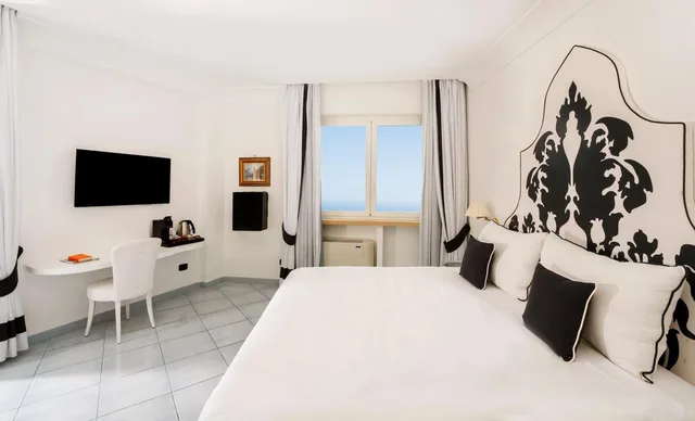 جناح بسرير كينج وسرير فردي بإطلالة على البحر بشرفة، Le Agavi Hotel 1/10