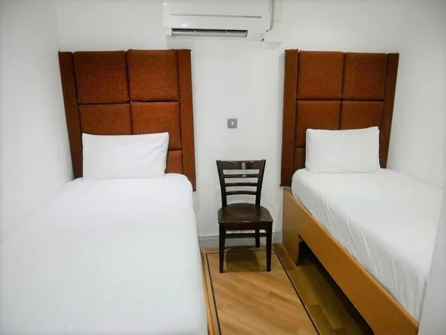 Semi Basement, Twin Beds, No Window, Ground Floor، Printworks Hotel 2/4