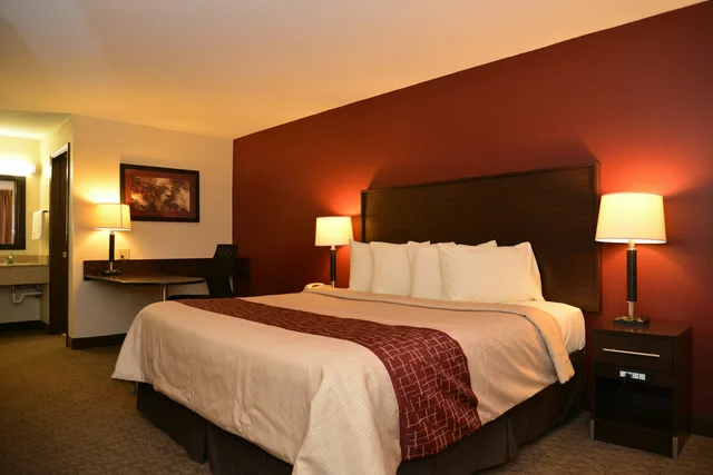 Superior, King Bed, Accessible, Red Roof Inn Cookeville - Tennessee Tech 2/6
