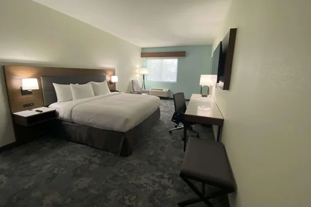 غرفة بسرير كينج بإطلالة على الفناء، La Quinta Inn & Suites by Wyndham Santa Cruz 3/6