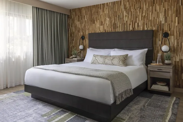 جناح رئاسي بسرير كينج بشرفة لذوي الإعاقة، Casa Mani Resort Napa Valley, Curio Collection by Hilton 1/10
