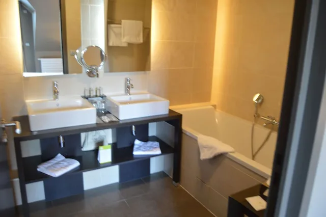 جناح بسرير مزدوج بإطلالة على البحيرة مع أريكة، Hotel Les Rives 4/6
