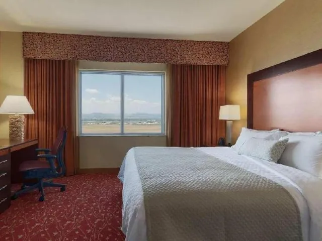 Pure, 2 Rooms, Wellness, Suite, King Bed, Mountain View, Sofa، Embassy Suites by Hilton Loveland Hotel Conference Center and Spa 2/3