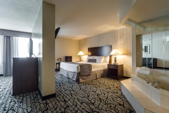 جناح ديلوكس بسرير كينج بمنطقة جلوس بحوض جاكوزي، Monte Carlo Inn Oakville Suites 4/7