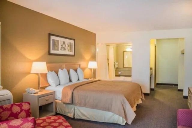 غرفة بسرير كينج مع أريكة، Quality Inn Port Clinton Waterfront 1/2