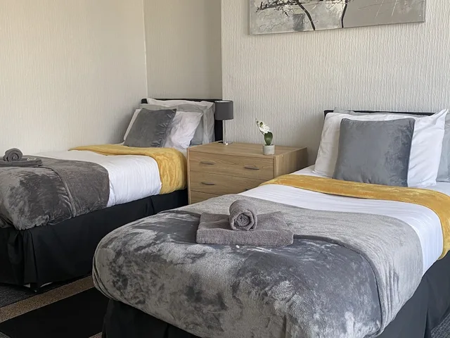 3 Rooms, Family, 1 King and 1 Single Beds، OYO Tudor Lodge - Redcar Beach 3/3