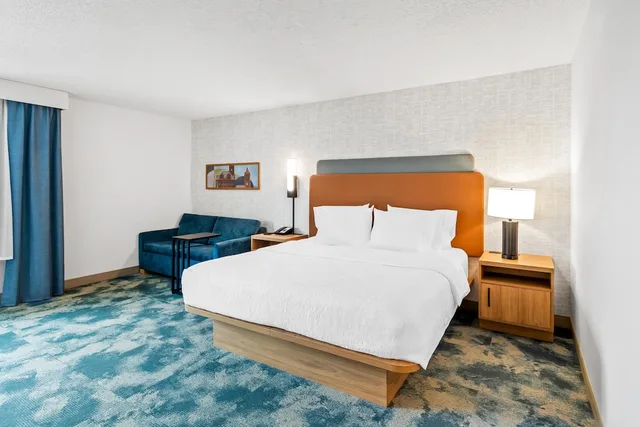 غرفة بسرير كينج بإطلالة على البحيرة مع أريكة لذوي الإعاقة، Hampton Inn Duluth Canal Park 1/6