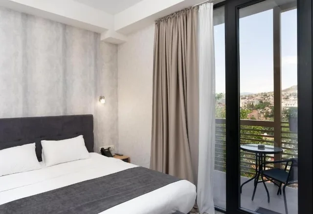 غرفة سوبيريور بسرير كوين بشرفة، Brooch Boutique Hotel 2/10