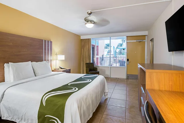 Room, King Bed, Exterior Entrance، Quality Inn and Suites Airport Cruise Port Hollywood 2/9