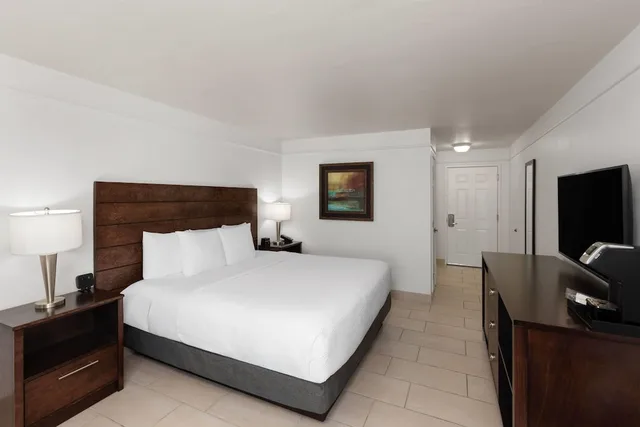 Room, King Bed, La Quinta Inn & Suites by Wyndham Laredo Airport 1/6