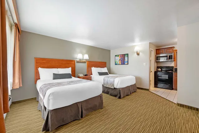 غرفة بسريرين مزدوجين يُسمح فيها بالحيوانات الأليفة بمطبخ صغير، Best Western Ptarmigan Lodge 4/7