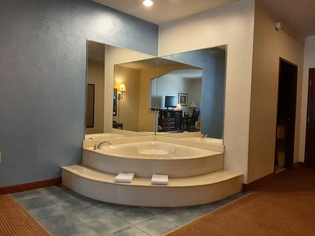 جناح ديلوكس بسرير كينج، Baymont Inn And Suites Carthage 4/4