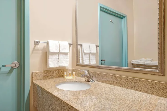 غرفة بزنس بسرير كينج للمدخنين، Days Inn by Wyndham Downtown St. Louis 2/2