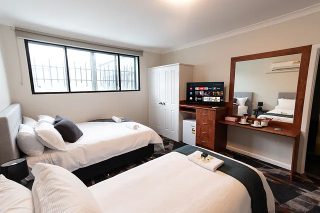 غرفة بسرير مزدوج وسرير فردي، Harp Hotel 1/2