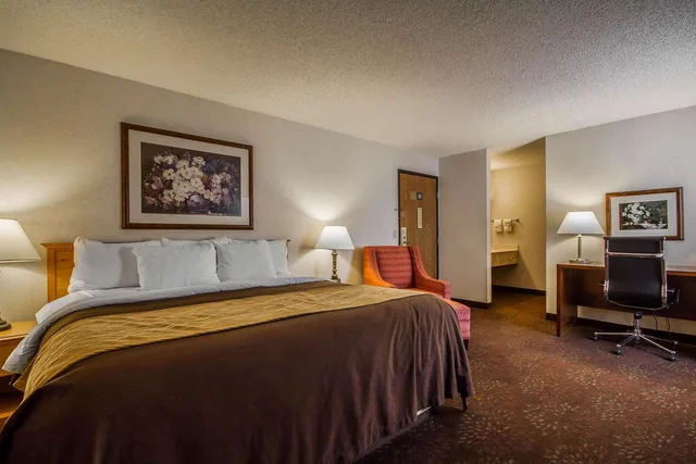 غرفة بسرير كينج لذوي الإعاقة، Comfort Inn Fond Du Lac 1/2