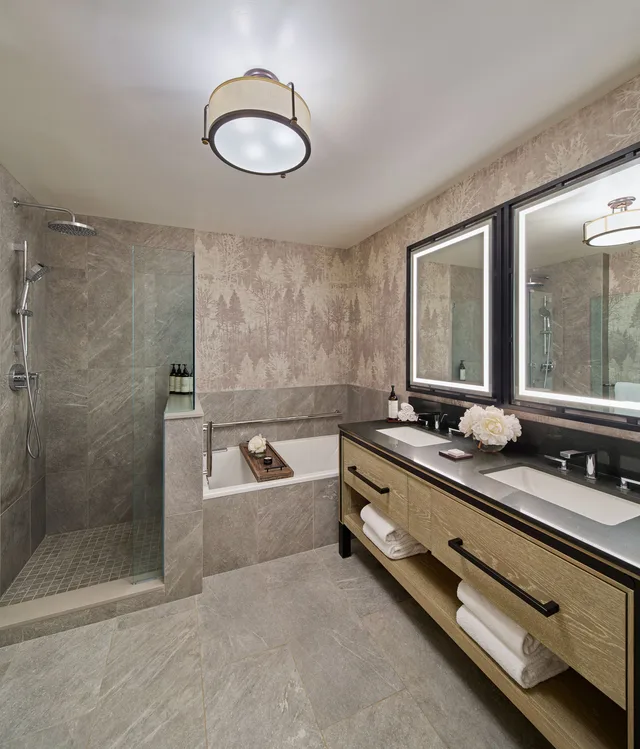 Suite, King Bed, Partial Lake View, Lake Front, Living Area, Hot Tub, Terrace، Fairmont Jasper Park Lodge 2/2