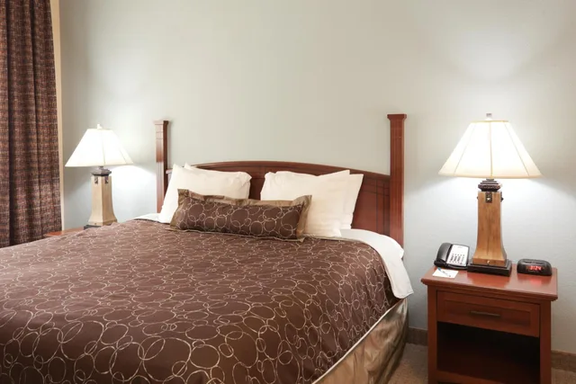 جناح بسرير كينج بغرفة نوم واحدة مع أريكة، Staybridge Suites Lafayette Airport 1/4