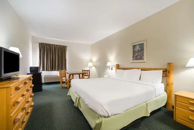 غرفة بسرير كينج لذوي الإعاقة، Knights Inn New Florence 1/4