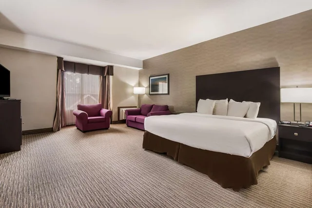 Plus, King Bed, Sofa، Best Western Little River Inn 1/4