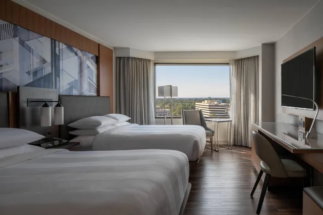 غرفة بسريرين مزدوجين مع دخول صالة النادي في طابق مرتفع، Marriott Tysons Corner 2/10
