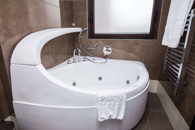 شقة بسرير كوين بشرفة بغرفة نوم واحدة بمطبخ صغير، Best Western Plus Olives City Hotel 5/7