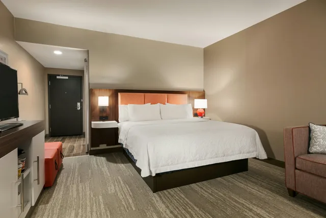 غرفة بسرير كينج مع أريكة، Hampton Inn Kernersville 2/8