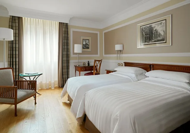 غرفة ديلوكس بسريرين منفصلين، Marriott Grand Hotel Flora 1/3