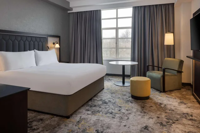 غرفة تنفيذية بسرير كينج بإطلالة مع دخول الصالة، Hilton Cardiff Hotel 12/17