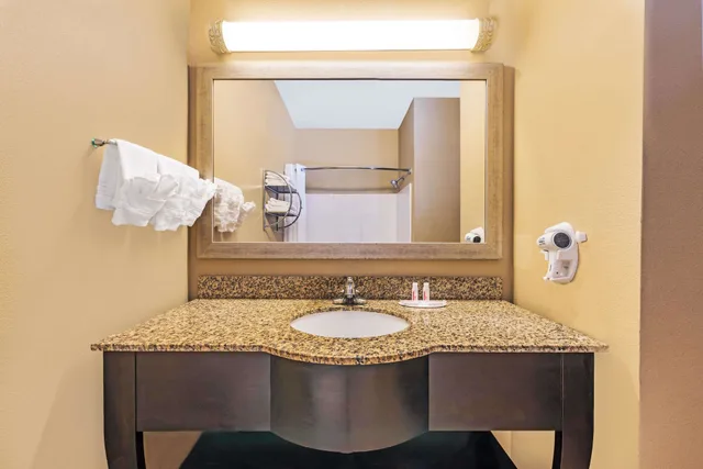 غرفة قياسية بسريرين كوين، Days Inn by Wyndham Rockdale Texas 6/7