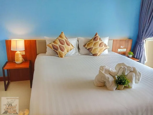 غرفة بسرير كينج بشرفة، Louis' Runway View Hotel - SHA Extra Plus 5/8
