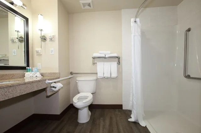 غرفة قياسية بسرير كينج مع أريكة لذوي الإعاقة، Holiday Inn Express Vernon 4/4