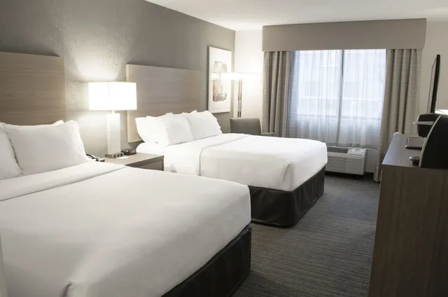 غرفة قياسية بسريرين كوين بإطلالة على المسبح، Holiday Inn Fargo 2/10