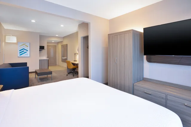 Suite, King Bed, Holiday Inn Express Hotel Suites Youngstown N Warren Niles 2/5