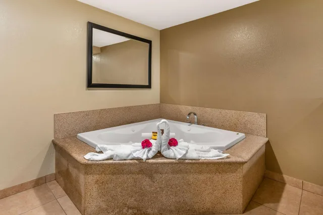 جناح بسرير كوين بجاكوزي، Best Western Plus Wine Country Inn & Suites 9/10