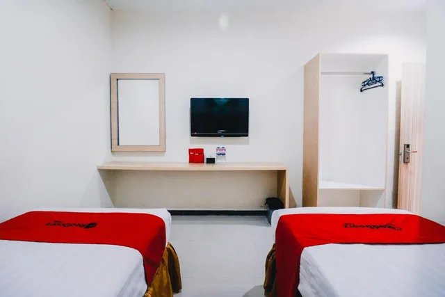 غرفة ديلوكس بسريرين منفصلين، RedDoorz Plus near Sultan Hasanuddin Airport 3/4