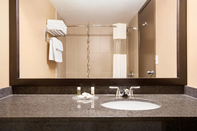غرفة بسرير كينج وسريرين كوين بحوض استحمام، Days Inn By Wyndham Calgary Northwest 6/10