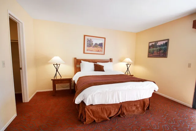 غرفة بسرير كوين بغرفتي نوم مع أريكة بمطبخ، Riviera Oaks Resort & Racquet Club 7/10