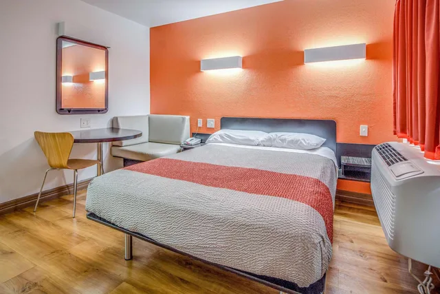 غرفة بسرير كوين للمدخنين، Motel6 Conroe, TX 6/10