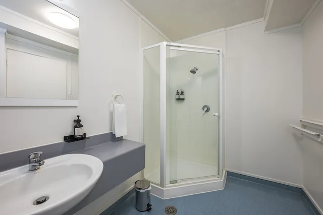 2 Bedrooms, Downstairs, Double and Twin Beds, Fenton Court Motel 5/6