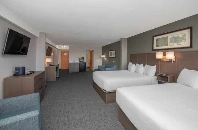 Coast, Premium, 2 Queen Beds, Sofa، Coast Lethbridge Hotel and Conference Centre 6/10