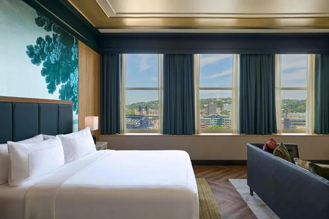 جناح ديلوكس بسرير كينج بإطلالة على النهر بغرفة نوم واحدة، Renaissance Pittsburgh Hotel 2/5