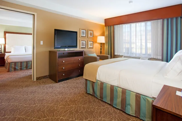 جناح بسريرين كينج مع أريكة، Holiday Inn Express Hotel Suites Logan 1/5