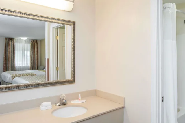 غرفة قياسية بسرير كينج، Days Inn by Wyndham Fort Wayne 5/5