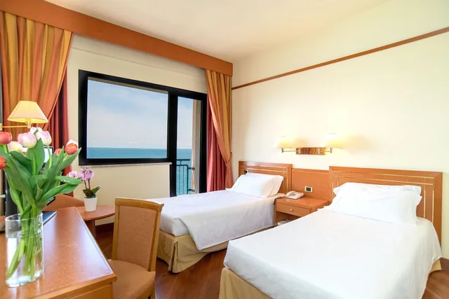 غرفة قياسية بسريرين منفصلين، Hotel Delfino Taranto 1/2